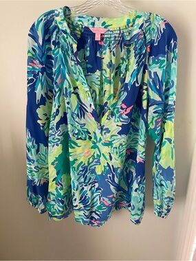 Lilly Pulitzer Blue print  with long quarter sleeves silk Leigh weight material
